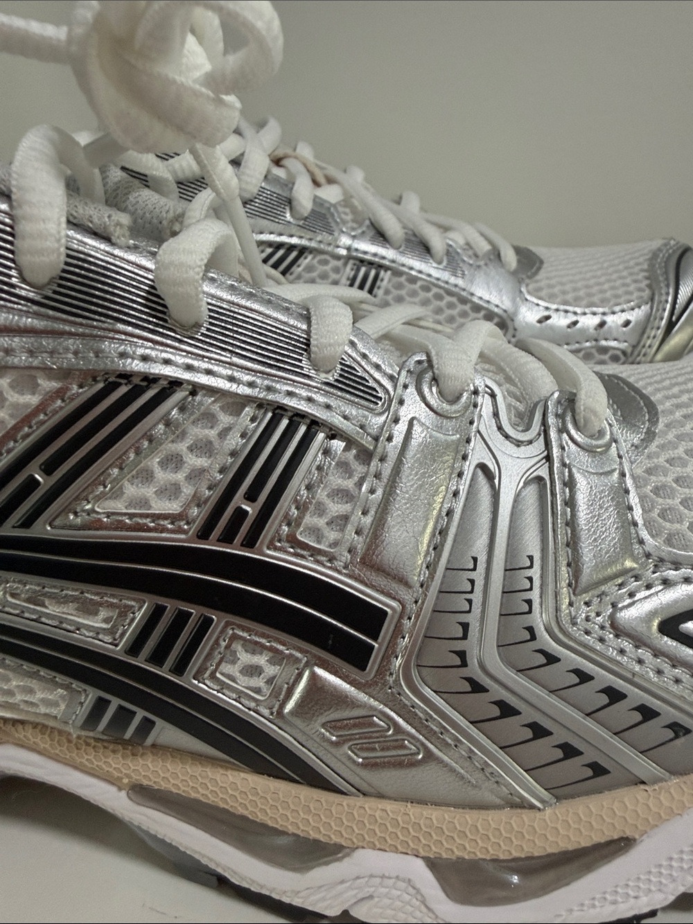 ASICS Silver, White & Beige Men size 8.5 Athletic Running Shoes - Picture 4 of 9